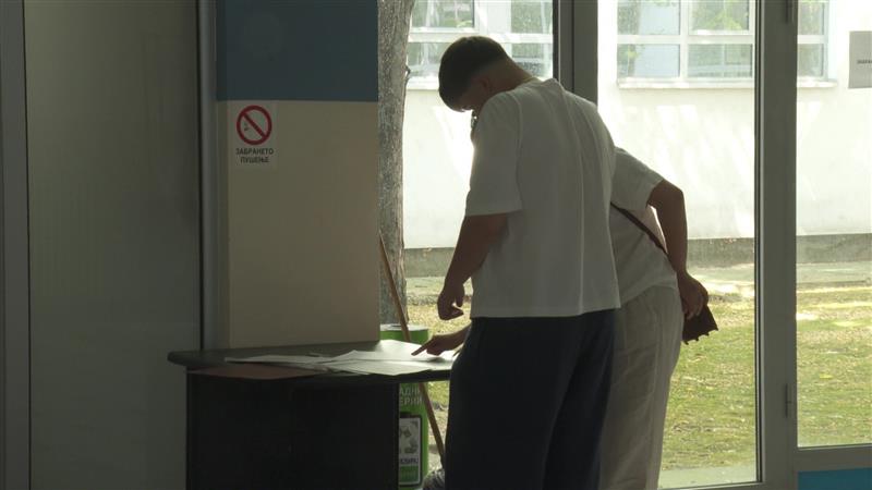 Почна првиот уписен рок на УКИМ: Идните бруцоши ги предадоа документите на факултетите