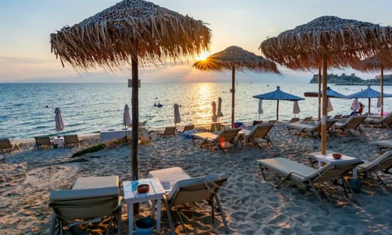 Грција воведува ред на плажите: На Халкидики отстранија стотина лежалки и чадори (ВИДЕО)