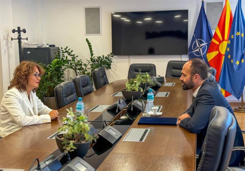 Министерот за правда, Јетон Шасивари, оствари работна средба со директорката на Академијата за судии и јавни обвинители, Ирина Трајкоска Стрезоски