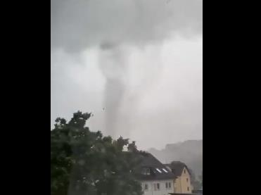 Видео: Невреме во делови од Германија, една жена загина