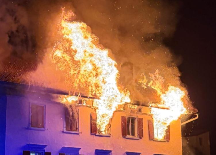 Пет лица се исчезнати во пожар во Швајцарија, осум повредени