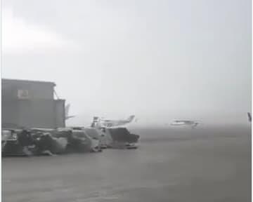 Невидено невреме во Италија: Силниот ветер превртува авиони на пистата (ВИДЕО)