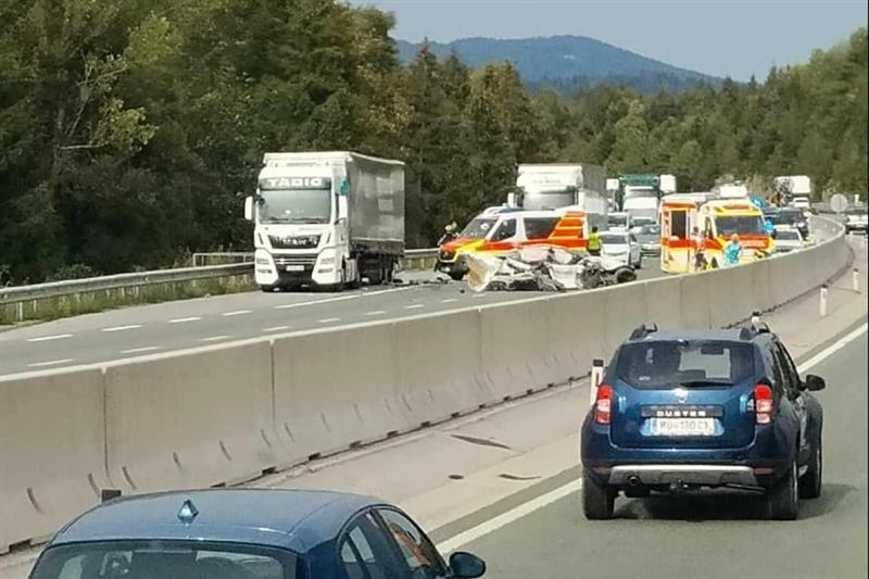 Тројца македонски државјани загинаа, а двајца се тешко повредени во страшна сообраќајка во Словенија 