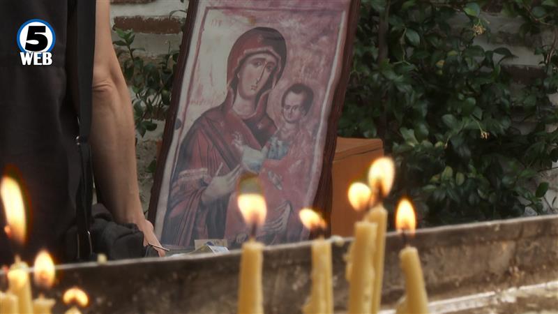 Православните верници денеска го празнуваат Успението на Пресвета Богородица