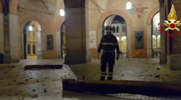 Невидено невреме ја погоди Италија- градот и торнадото оштетија катедрала, десетици луѓе се повредени (ВИДЕО)