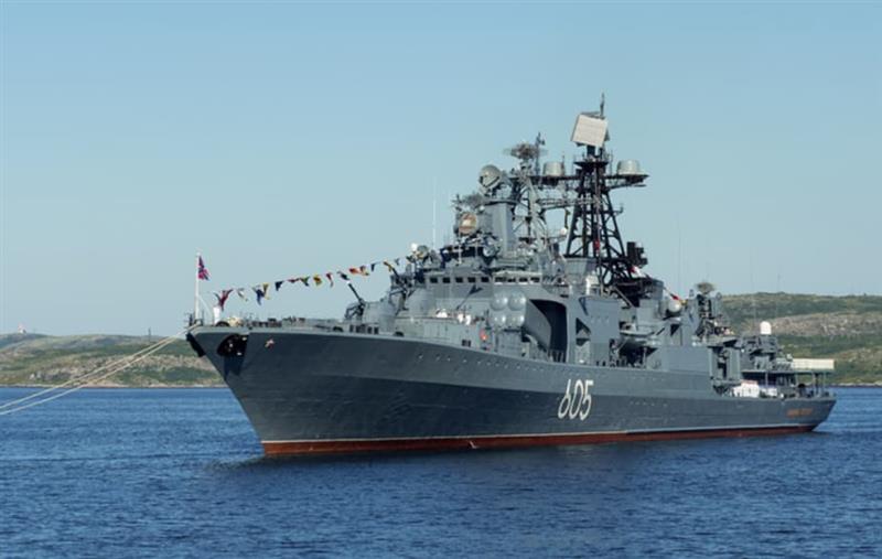 Напнато на Ламанш: Британски воени бродови со денови следат вооружен руски конвој 