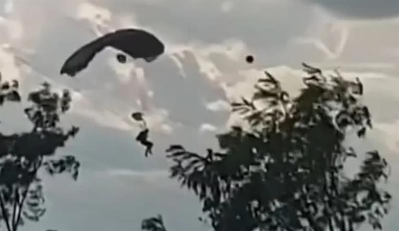Падобранец „се обеси“ на високонапонски далновод- драма во Романија (ВИДЕО)