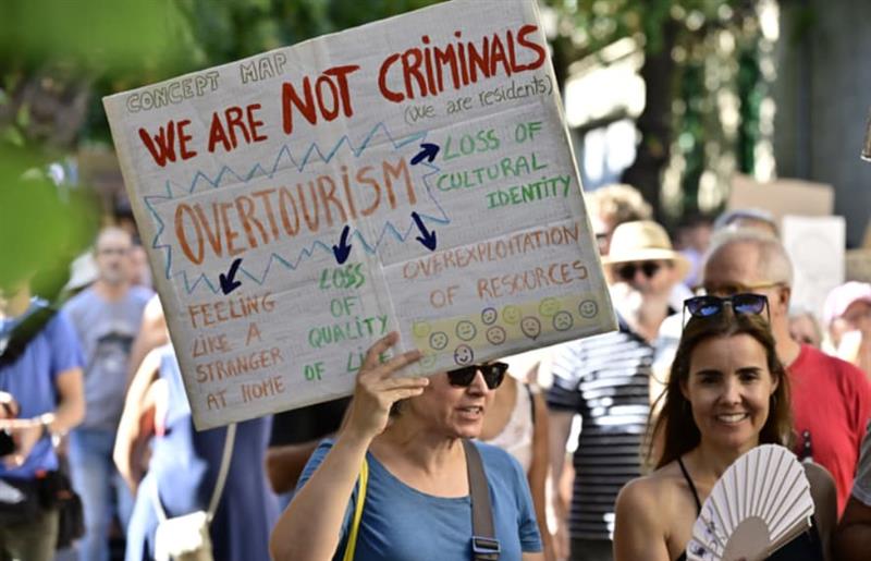 Протест против туристите на шпански остров: Се претворивме во реклама за пиво (ВИДЕО)