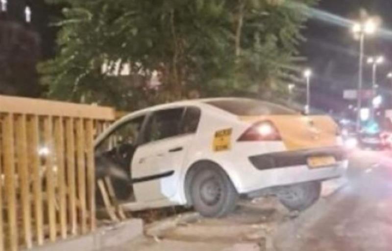 Tакси возило се заби во ограда на булевар „Србија“