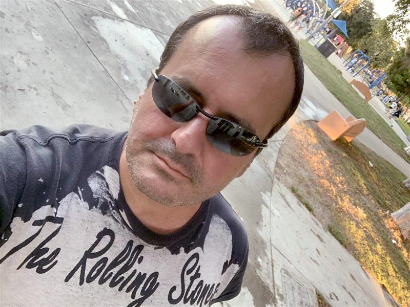 По 14 години Дарко Митревски повторно дома – со провокативен мастерклас на „Браќа Манаки“
