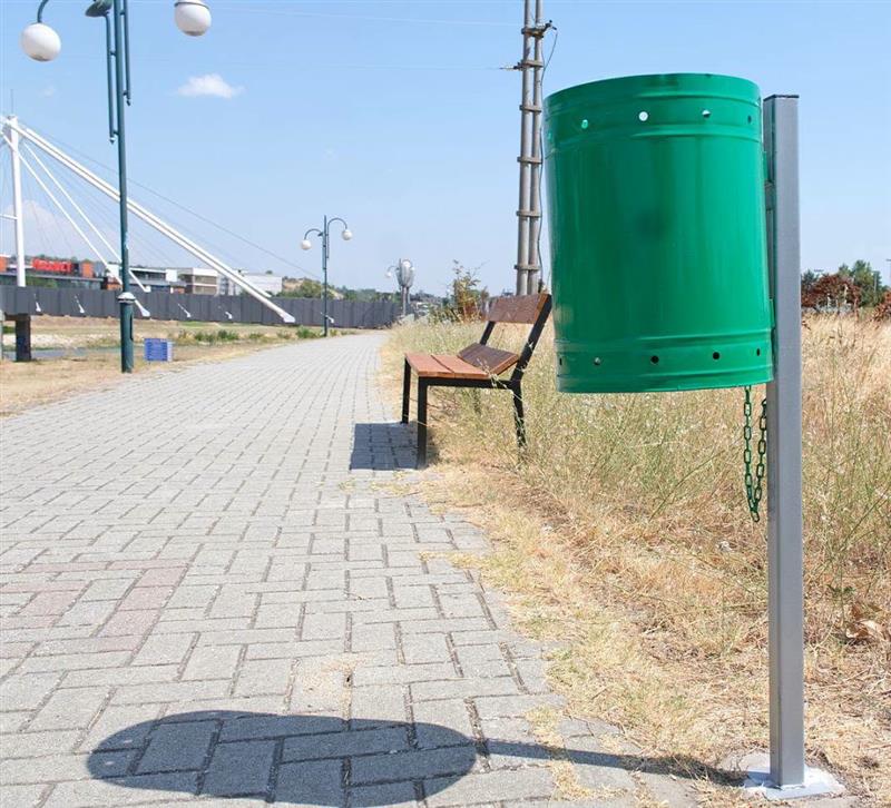 Општина Карпош: Нови клупи и корпи за отпадоци на кејот на Вардар