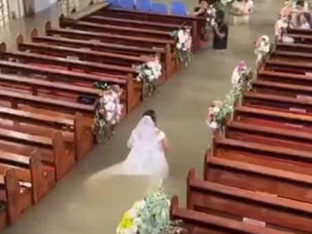 Неверојатна свадба во поплавена црква: Младите го кажаа судбоносното „Да“ во вода до струкот (ВИДЕО)