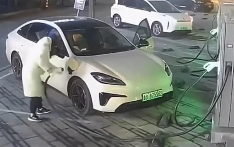 Половина час го полнел својот електричен автомобил, па му стигнала сметка од 14.500 евра 