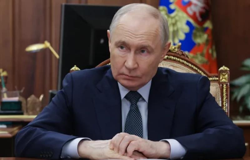 Путин се појави во јавност со чудна модринка на раката- снимката од Кремљ стана вирална (ВИДЕО)