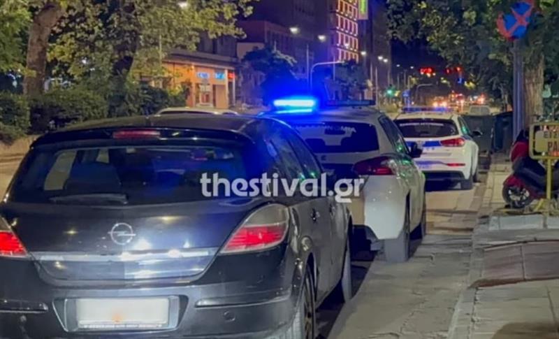 Девојче со бројни скршеници е пронајдено на тревник пред хотел во Солун, се трага по двајца странци 