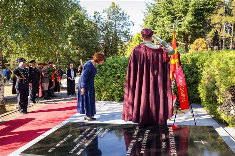 Сиљановска-Давкова положи цвеќе на вечните почивалишта на Киро Глигоров, Борис Трајковски и Никола Кљусев 