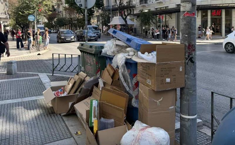 „Чистотата” на европски Солун попладнево на главната трговска и туристичка улица Тсимиски