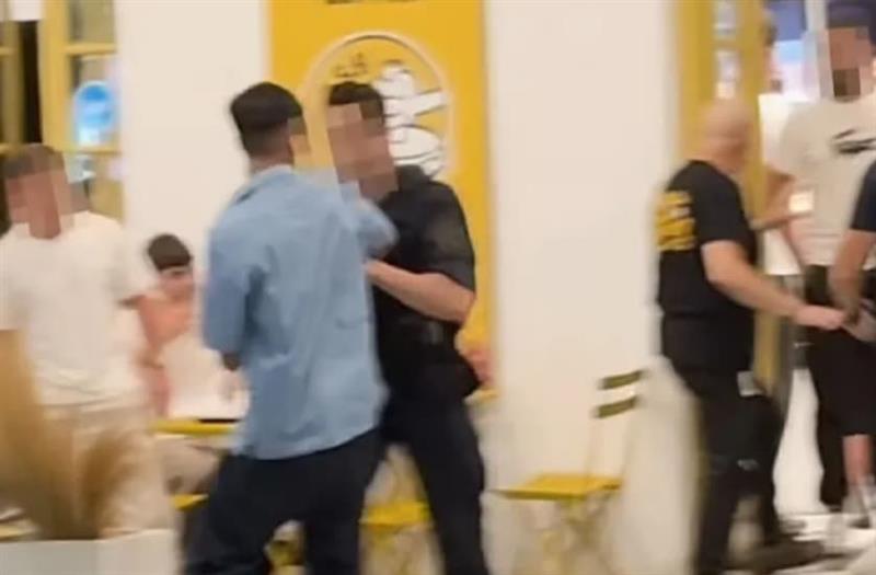 Масовна тепачка во бар на Халкидики: Двајца нападнаа турист, па настана хаос- летаат столови (ВИДЕО)