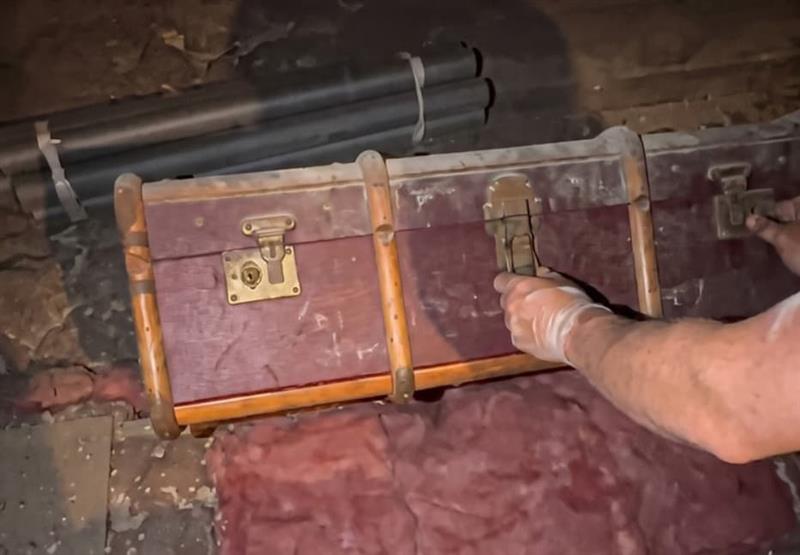 Жена купила куќа стара 100 години, па на таванот открила изненадување (ВИДЕО)