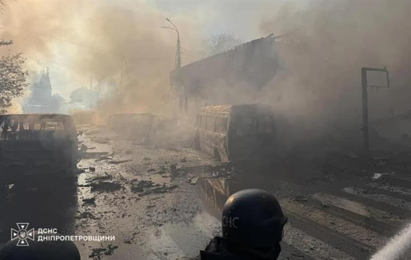 Најмалку четири загинати во руски напад на троговски центар во Украина, полн со луѓе- избувна пожар (ВИДЕО) 