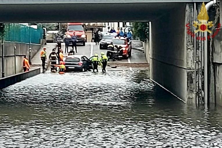 Невреме пустоши во Италија- жена загина во поплавен подвозник (ВИДЕО)