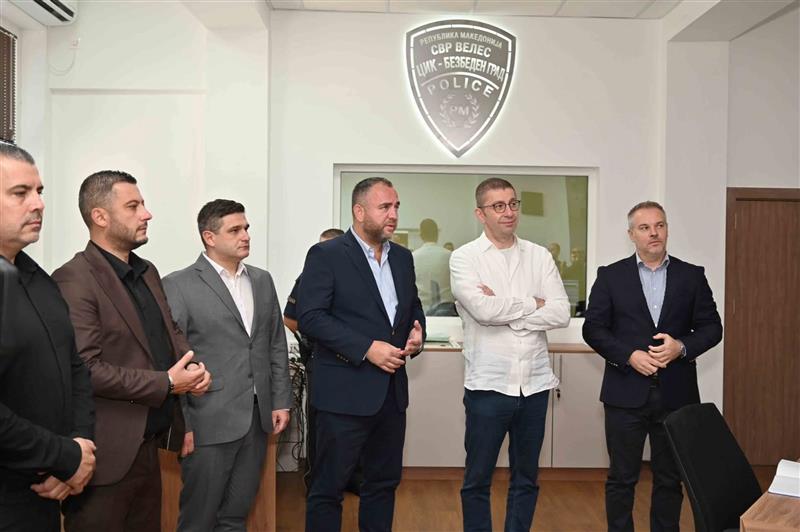 Министерот Тошковски и премиерот Мицкоски во СВР Велес: „Безбеден град“ ставен во функција