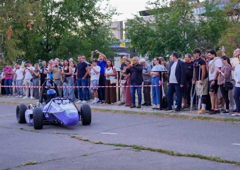 Божиновска на презентацијата на новиот болид на MES Racing: Македонските студенти покажуваат дека имаат знаење за големата инженерска сцена