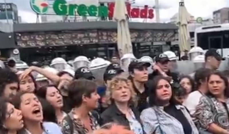 Протест во Истанбул- уапсени се над 150 луѓе поради поддршка на ЛГБТ заедницата (ВИДЕО)
