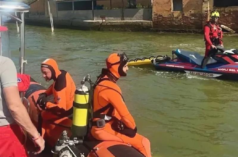 Драма во Венеција по судар на два чамца: Момче е мозочно мртво, девојката ја бараат во каналот (ВИДЕО)