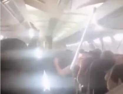 Паника во Боинг 737: Патниците врескаат, паѓа таванот- авионот останал без пнеуматици (ВИДЕО)