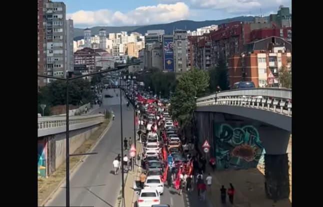 Голем протест во Приштина- толпа граѓани се движи кон плоштадот, се очекуваат насилни протести (ВИДЕО)