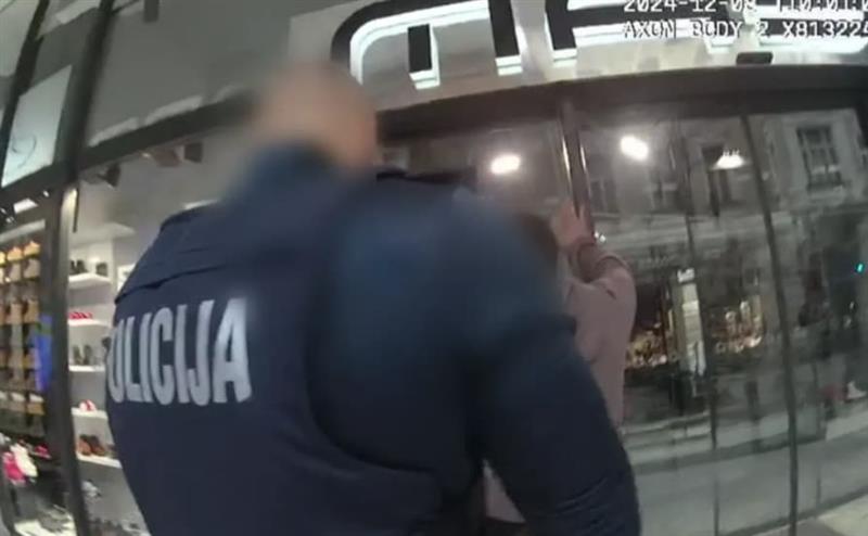 Полицајци во Љубљана соборија маж и го држат за врат- вика дека не може да дише, па почина (ВИДЕО)