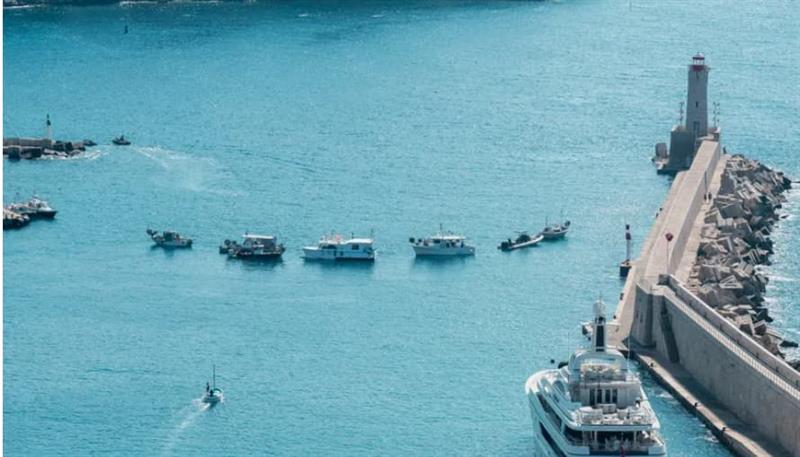 Патници заробени на море кај Ница- рибарите го блокираат пристаништето поради цените на дизелот 