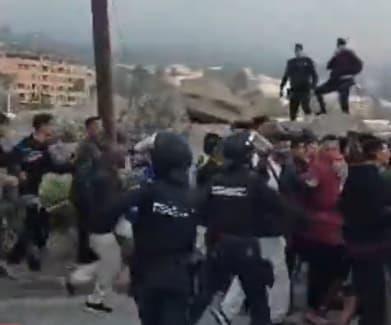 Хаос во Сеута- мигрантите ја нападнаа шпанската полиција, ангажирана е и војската- има повредени (ВИДЕО)