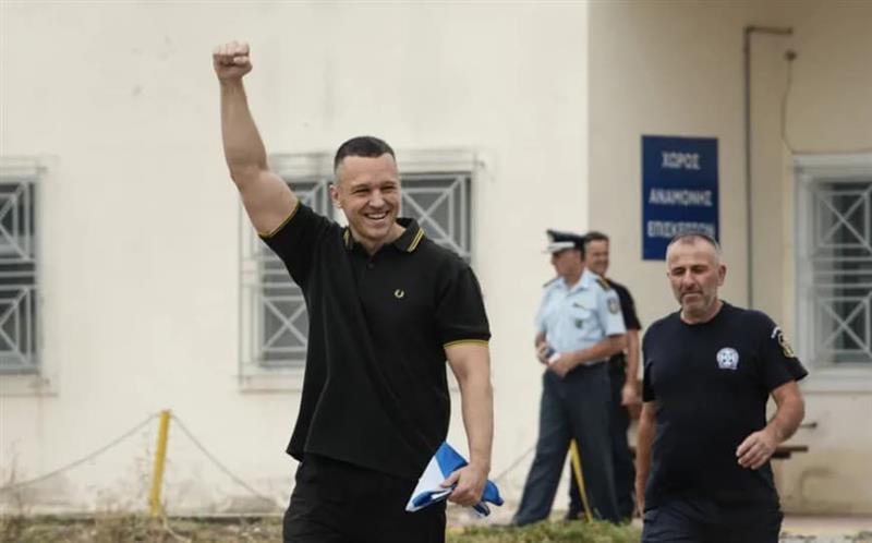Политички земјотрес во Грција: Излезе од затвор истакнат неонацист и најави враќање во политиката (ВИДЕО)
