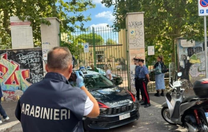 Драма во Италија: Ученик нападна наставничка со нож, насилството го пренесувал во живо  