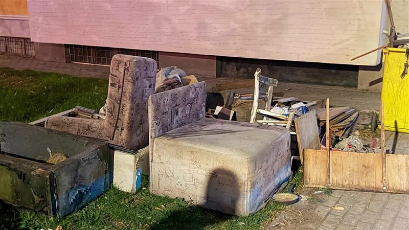 Скопјанец ја исфрли „цела дневна соба“ на улица во Кисела Вода – има ли „лек“ за несовесните граѓани