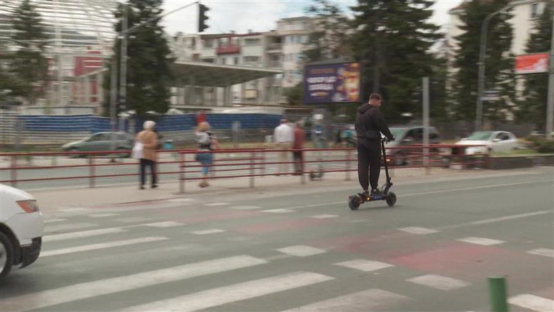 Одземени 20 електрични тротинети, казнети над 1.500 возачи – дали ќе се стави ред на велосипедските патеки?