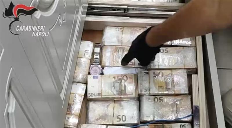Мафијата криела над 3 милиони евра во ѕидови и под на стан кај Неапол- уапсени се 34 лица (ВИДЕО)
