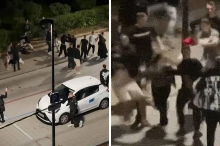Масовна тепачка во мало гратче во Словенија- се тепаат дваесетина момчиња и девојки (ВИДЕО)