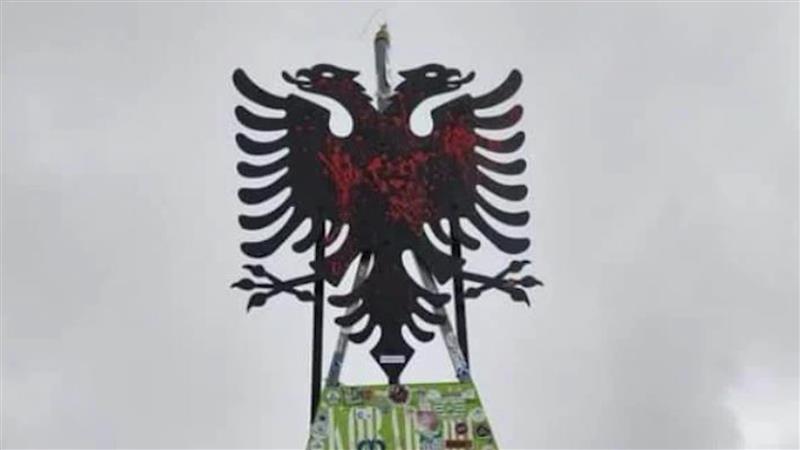 Кој и зошто постави метален двоглав орел на највисокиот врв во Македонија, Кораб?