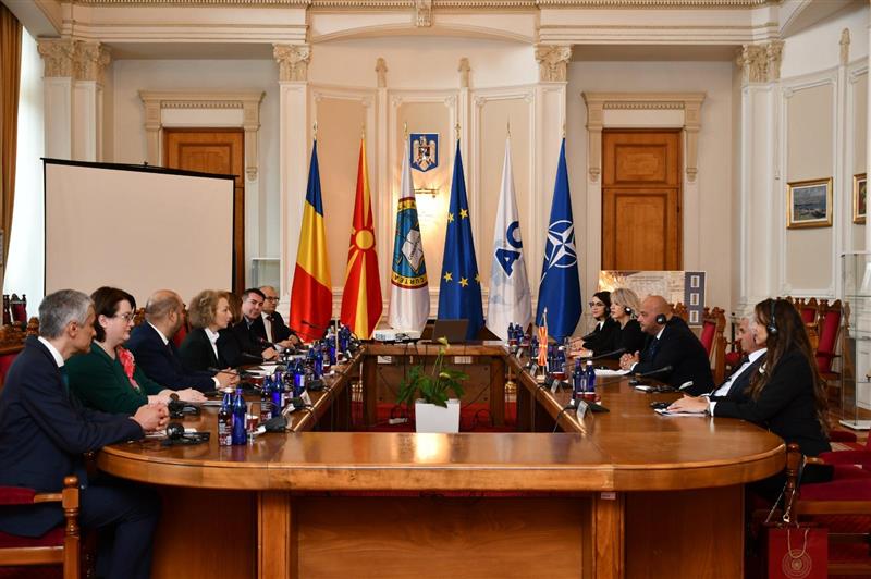 Делегација предводена од претседателот Костадиновски на билатерална средба во Уставниот суд во Романија