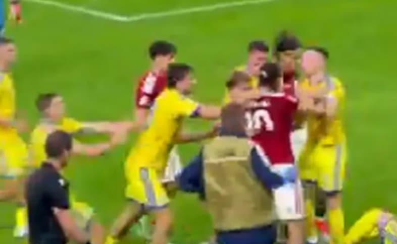 Унгарски и украински фудбалери се степаа среде натпревар (ВИДЕО)