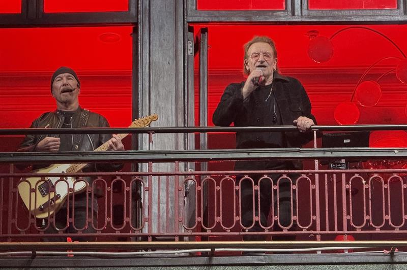 U2 ги изненади граѓаните на Даблин со ненајавен концерт на улица (ВИДЕО)