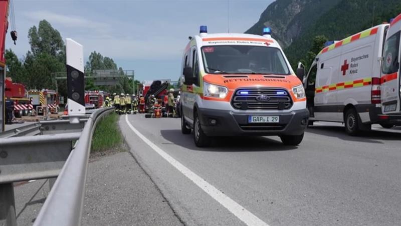 Најмалку двајца загинати и 26 повредени во автобуска несреќа во Германија- се преврте туристички автобус 