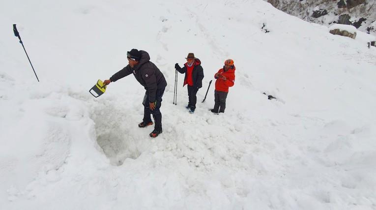 Најмалку десет непалски водичи исчезнаа во лавина на Хималаите 