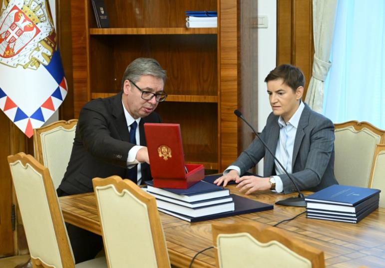 Вучиќ ѝ ги предаде должностите на Ана Брнабиќ