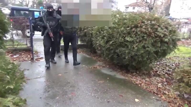 Полицијата врши претреси на повеќе локации во Скопје, уапсени се неколу лица, пронајдено оружје и знаме на ИСИС