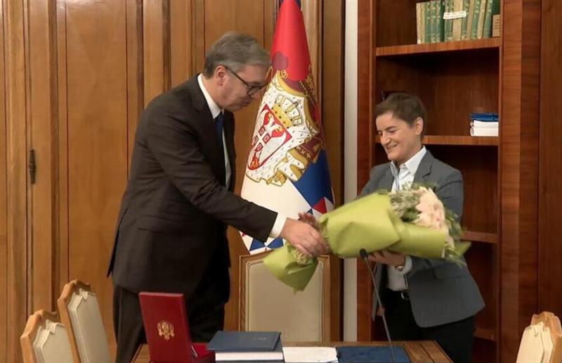 Вучиќ ѝ ја предаде претседателската должност на Ана Брнабиќ и влезе во трката за иден премиер