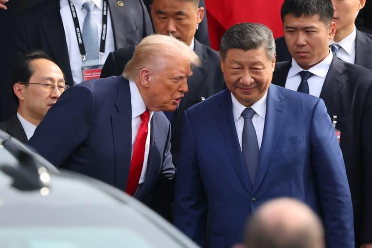 Трамп го прашал Си дали сака да купи американско оружје